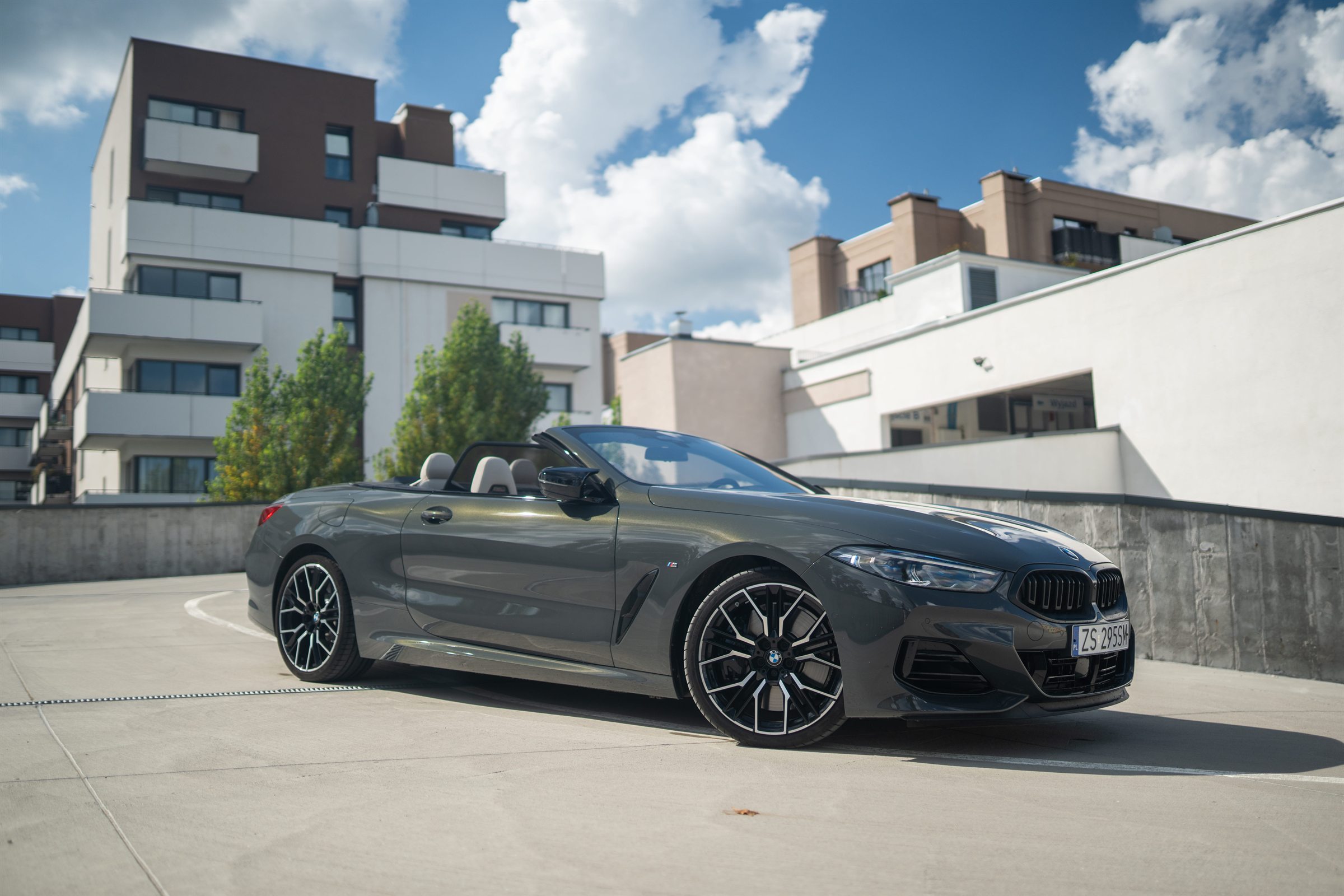 Graues BMW M850i Cabrio G14 mit offenem Verdeck, Frontansicht