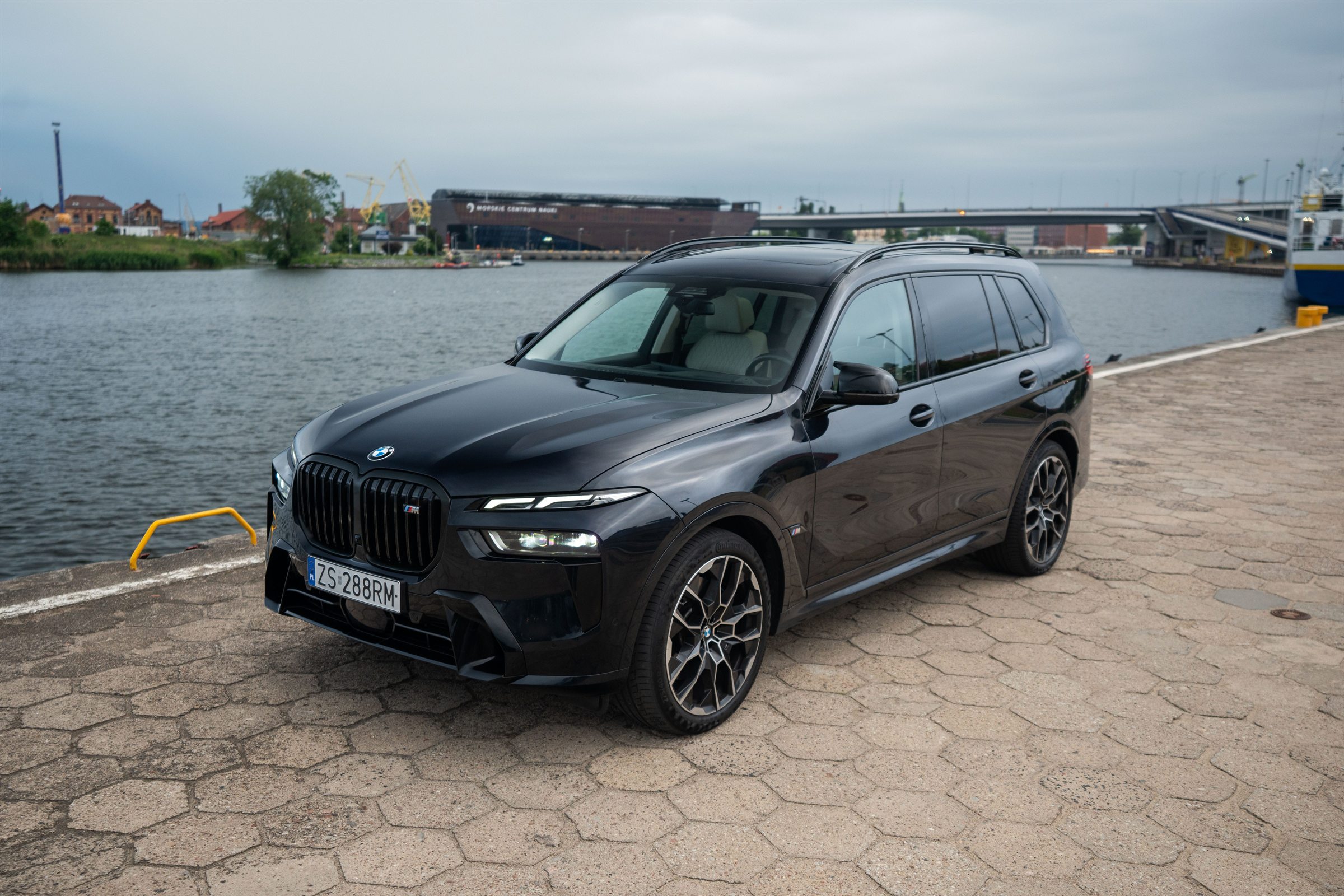 Schwarzer BMW X7 M60i G07 am Stettiner Ufer, Frontansicht