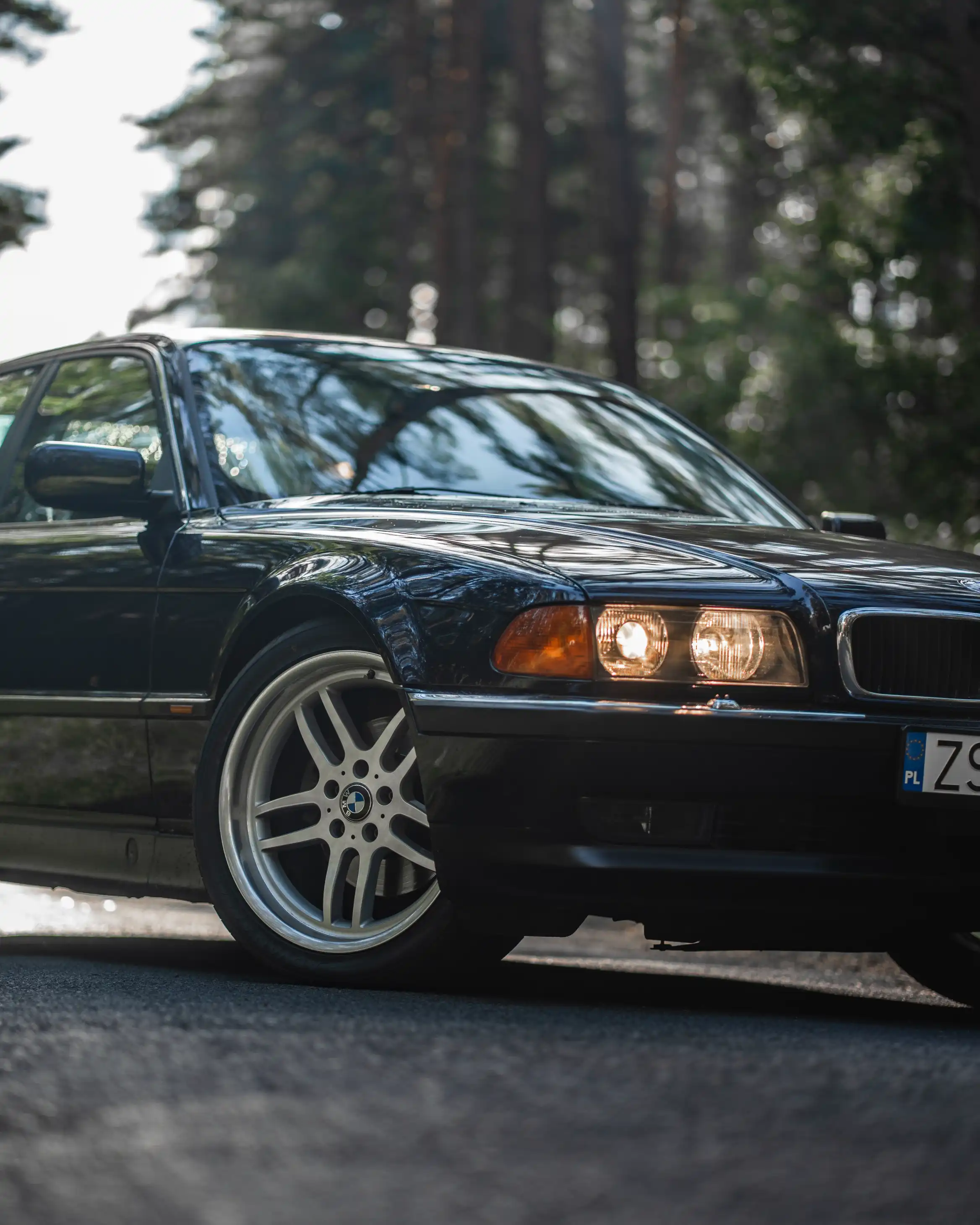 BMW E38: headlights, wheel and paint reflections