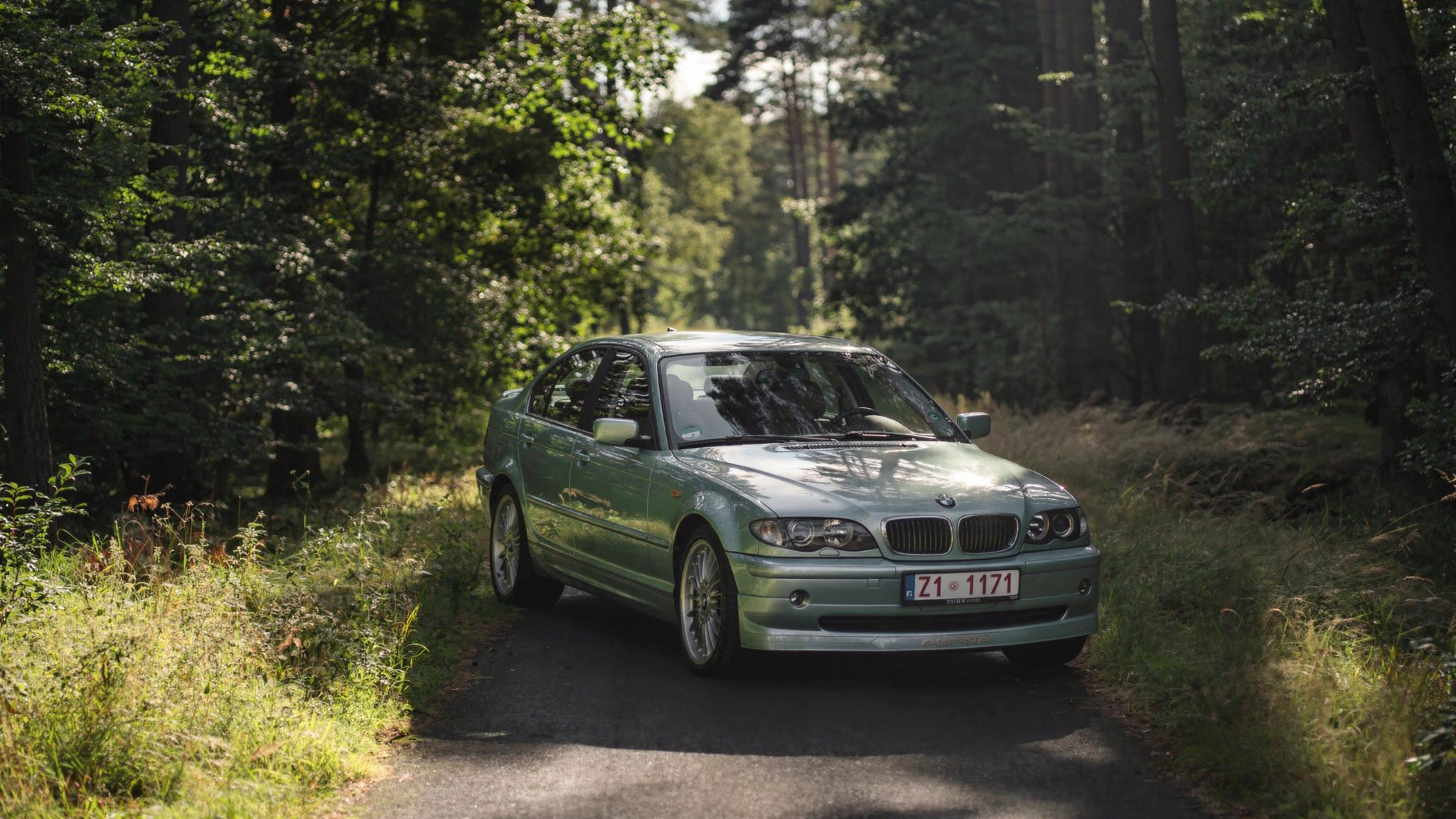 Hellgrüner ALPINA B3 3.3 E46 auf einer Waldstraße